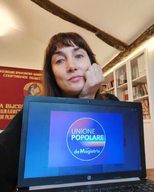 Viola Carofalo Instagram - Da domani a Napoli piove per sette giorni di fila 🌩🌨 e da dopodomani, con tutta probabilità, avremo i neofascisti al Governo. Insomma, c’è poco da stare allegri.
Eppure qualcosa di buono questa campagna elettorale ce l’ha regalata: 
abbiamo avuto tanto sostegno: da Pablo Iglesias di Podemos e Jean-Luc Mélenchon de La France Insoumise, persone stanno facendo la storia della sinistra. Artisti, intellettuali. 
È un grande orgoglio, soprattutto perché siamo piccoli, perché sostenere noi è una scelta di cuore.
Ma è anche una scelta di testa: di fronte all’esaurimento (sic!) della sinistra nel nostro Paese, alle oggettive difficoltà delle organizzazioni, delle lotte e dei movimenti, è importante che resti un fronte, piccolo ma tosto, a ricordare che l’ingiustizia, la rassegnazione, non sono “naturali”, né inevitabili. Un argine al “realismo capitalista” imperante.  

Come dicevo sono molto orgogliosa di questi endorsement, come lo sono di quelli di persone come @elisacuter , Michela Grasso (@spaghettipolitics ), @alessandro_sahebi , @carlottavagnoli che potevano farsi i fatti loro e invece hanno scelto di sostenerci (❤🥲) e uscire dal rituale dell’attivismo on line che troppo spesso segue le regole del marketing per cui si supporta solo l’ovvio, ciò che non è divisivo e che, almeno nella propria bolla, è già vincente.

Poi ci sono gli endorsement più belli di tutti: quelli invisibili di chi ha raccolto le firme per poterci presentare nella settimana di Ferragosto, degli attivisti giovanissimi ( che ieri sono in scesi in piazza per ricordarci che l’emergenza climatica e quella sociale sono una cosa sola, che hanno contestato (prendendosi botte e – speriamo di no – denunce) quelli che si sentono incontestabili, quelli che hanno messo mano al portafogli per tornare a casa dalla città dove studiano o lavorano, anche solo per poche ore, per segnare una X sulla scheda.

Domani non facciamoci spaventare dalla pioggia, non facciamoci spaventare dalla difficoltà (enorme) del momento e del nostro compito. Ricordiamoci che non siamo soli e che da dopodomani inizia il “bello” e noi, questa è una certezza, ci saremo.