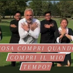 Viola Carofalo Instagram - Cosa compri dandomi uno stipendio? Solo il mio tempo?
Anche. Ma non solo.
Questa adesione totale (mostrati divertito, dimostra che il tuo lavoro è la tua famiglia, i tuoi amici, il tuo "tutto"), introiettare il fatto che non ci sono orari, non ci sono confini tra dimensione privata, intima e professionale è qualcosa che fa male, profondamente. 
Che rischia di farci ammalare, di farci sentire spossessati, falliti, inadeguati, ridotti a "cosa", a proprietà altrui.
Quando ci battiamo per un lavoro più degno, non parliamo solo di contratti e di stipendi, ci battiamo per la nostra salute fisica e mentale, per relazioni più equilibrate, per una vita più degna a 360°.