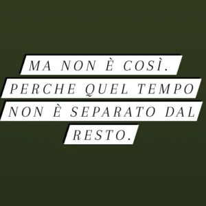 Viola Carofalo Instagram - Cosa compri dandomi uno stipendio? Solo il mio tempo?
Anche. Ma non solo.
Questa adesione totale (mostrati divertito, dimostra che il tuo lavoro è la tua famiglia, i tuoi amici, il tuo "tutto"), introiettare il fatto che non ci sono orari, non ci sono confini tra dimensione privata, intima e professionale è qualcosa che fa male, profondamente. 
Che rischia di farci ammalare, di farci sentire spossessati, falliti, inadeguati, ridotti a "cosa", a proprietà altrui.
Quando ci battiamo per un lavoro più degno, non parliamo solo di contratti e di stipendi, ci battiamo per la nostra salute fisica e mentale, per relazioni più equilibrate, per una vita più degna a 360°.