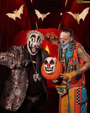 Violent J Instagram - Cleveland! Don’t forget the costume contest tomorrow night at #NWASamhain (Juggalos welcome)!🤡
Rules below! 👇 

SAMHAIN COSTUME CONTEST

Date: OCT 28TH

Time: 12AM - 11:59PM

Location: #SAMHAIN PPV / IG FB
(Cleavland OH)

How: POST YOU DRESSED IN COSTUME AT OUR OHIO SAMHAIN PPV OR FROM HOME WATCHING OUR #NWA SAMHAIN PPV 

STIPULATIONS:
- FOLLOW NWA IG/FB
- TAG @nwa 
- TAG 3 FRIENDS
- use #
SAMHAIN
NWAPOWERRR
NWA
COSTUMECONTEST
- TELL US WHAT YOUR COSTUME IS
- ONE SINGLE POST

VOTING:
- VOTES ARE COUNTED BY THE NUMBER OF LIKES YOU RECEIVE ON YOUR POST (IG FB) BY THE PUBLIC ON SOCIAL MEDIA 
- 1 LIKE = 1 VOTE (IG FB "likes" CAN BE COMBINED)
- VOTING: Start Oct 28th 12am - End Oct 29th 11:59pm (cst)

WINNER: Surprise NWA Mystery Gift