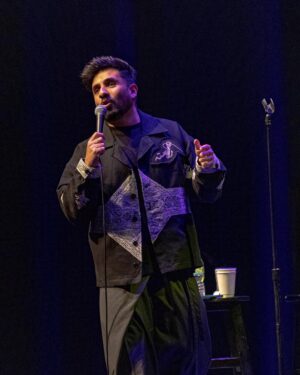 Vir Das Instagram - Cold night. Warm lights.
📸 @stevensjpeg