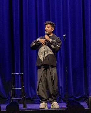 Vir Das Instagram - Cold night. Warm lights.
📸 @stevensjpeg