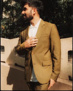 Vir Das Instagram - Afternoon Delight.
Stylist @shreejarajgopal
Suit @paulsmithdesign
Tee @brooksbrothers 
Style team @dhwanii.jain @khushaliichauhan
Photographer @picture_tailor
