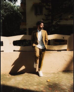 Vir Das Instagram - Afternoon Delight.
Stylist @shreejarajgopal
Suit @paulsmithdesign
Tee @brooksbrothers 
Style team @dhwanii.jain @khushaliichauhan
Photographer @picture_tailor