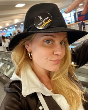 Virginia Williams Instagram - One day longer. One day stronger. As long as it takes. 👊🏻. Happy Halloween! 🎃 You know what’s spooky?? 👻 How many people think “the strike is over”. Walking through airports today, everyone is asking me why I’m still wearing my pin. Im THRILLED my writer comrades have settled negotiations and the #WGA got what it deserves but the performers still don’t have a fair deal. Let’s wrap this thing up AMPTP. 
#sagaftrastrong #sagaftrachallenge #sagaftrastrike #powertoperformers