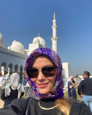 Virginia Williams Instagram - Hellooooooooo from Abu Dhabi!!! ❤️🤍❤️Sheikh Zayed Grand Mosque

#abudhabi #UAE #vacay #familyvacation #mosque #sheikhzayedmosque
