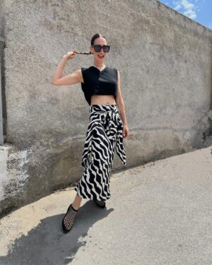 Virginie Vandelac Instagram - Coup de cœur pour la ville côtière de Cefalù ! Authentique, à petite échelle et où le temps s’arrête .. Du moins pour nous le temps d’une dernière journée.
 🫶🏻😎👙⛱️🛵🍹🍦🍝☀️