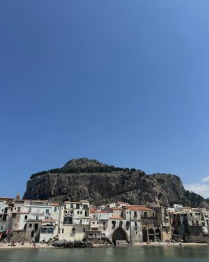 Virginie Vandelac Instagram - Coup de cœur pour la ville côtière de Cefalù ! Authentique, à petite échelle et où le temps s’arrête .. Du moins pour nous le temps d’une dernière journée.
 🫶🏻😎👙⛱️🛵🍹🍦🍝☀️