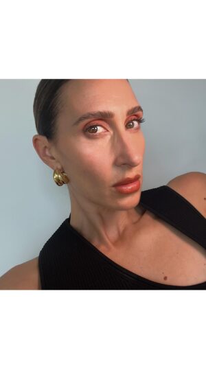 Virginie Vandelac Instagram - Je suis impressionnée par la performance de ce mascara ! Il fallait que je vous en parle. Ce n’est pas du tout le genre de brosse que j’aime d’habitude mais pour celui là je change de préférence. Vous pouvez le trouver dans ma bio ✌🏻 enjoy xx
