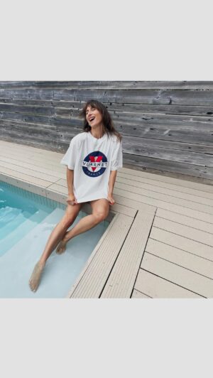 Virginie Vandelac Instagram - Oh que OUI ! Vuarnet est de retour et tout le monde se l’arrache !!! C’est le cas de le dire ;)

La nouvelle collection Hyba x Vuarnet fusionne l’expertise de la marque de vêtements de sport de @Reitmans à l’héritage légendaire des années 80 et 90 de Vuarnet! 
Elle est disponible en tailles TTP à 3X dès maintenant chez @reitmans 

J’ai choisi  le modèle blanc en Small pour moi et en XL pour qu’il puisse aussi faire à mon chum. Pourquoi pas !! 
Toutes les autres couleurs sont de taille Large pour moi parce que j’aime le look oversized.