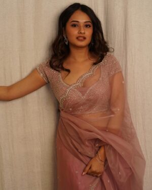 Virti Vaghani Instagram - 🫣!

📸-: @media9manoj
Styled by :- @navneeth_bhansali 
Wearing :- @neerusindia @avnish003
Jwellery by :- @aneethaas_jewellery
Make up & hairby :- @mounika.Beth I.1

♥️