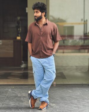 Vishnu Unnikrishnan Instagram - Jolly ahh..Casual ahh ! 🤠 Swipe for More! ⬅️

#streetfashion #brownshirt #joggerpants #photooftheday #streetphotography #instadaily #bluejean