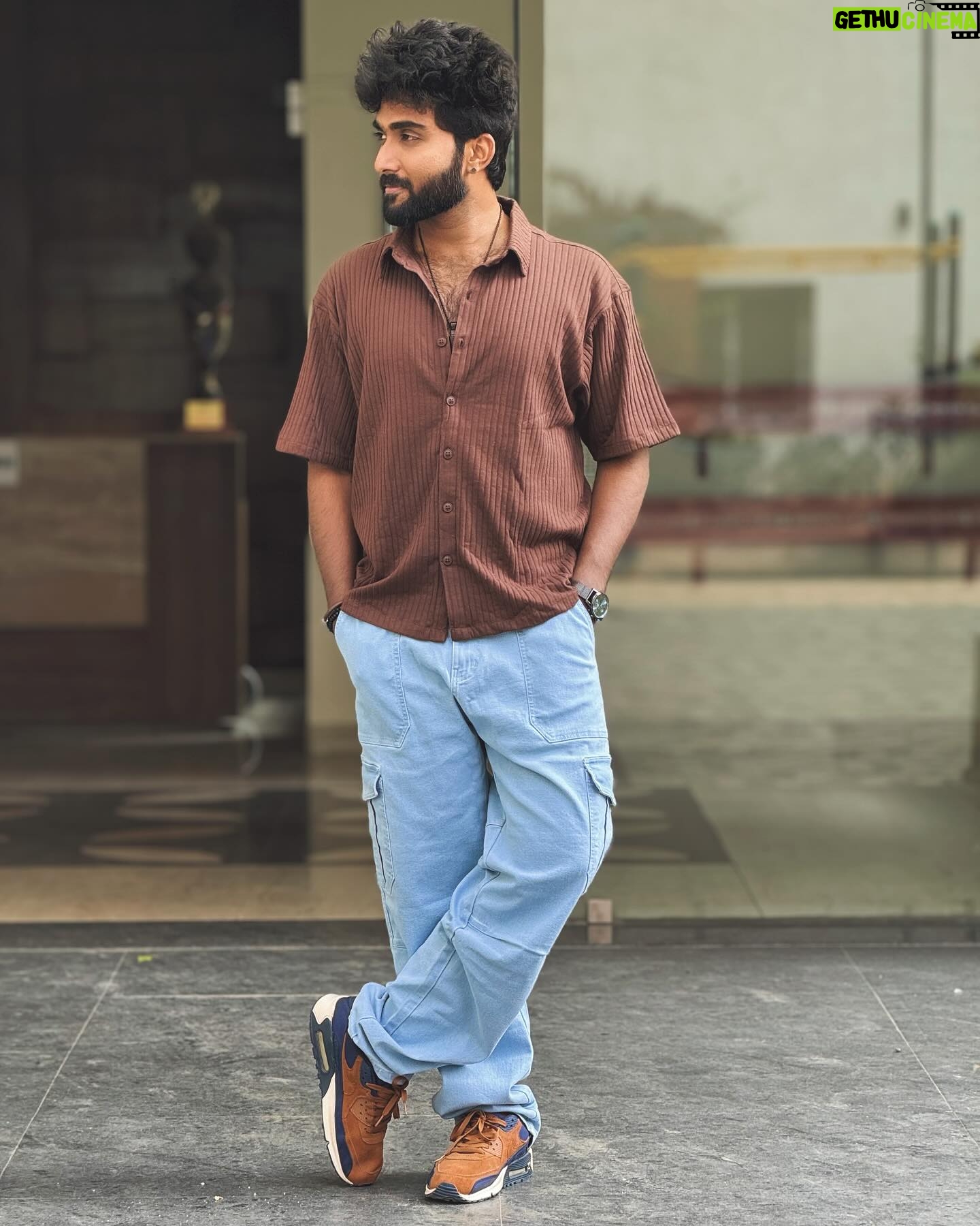 Vishnu Unnikrishnan - 21.7K Likes - Jolly ahh..Casual ahh ! š¤ Swipe for More! ā¬
ļø
#streetfashion #brownshirt #joggerpants #photooftheday #streetphotography #instadaily #bluejean