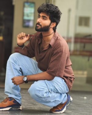 Vishnu Unnikrishnan Instagram - Jolly ahh..Casual ahh ! 🤠 Swipe for More! ⬅️

#streetfashion #brownshirt #joggerpants #photooftheday #streetphotography #instadaily #bluejean