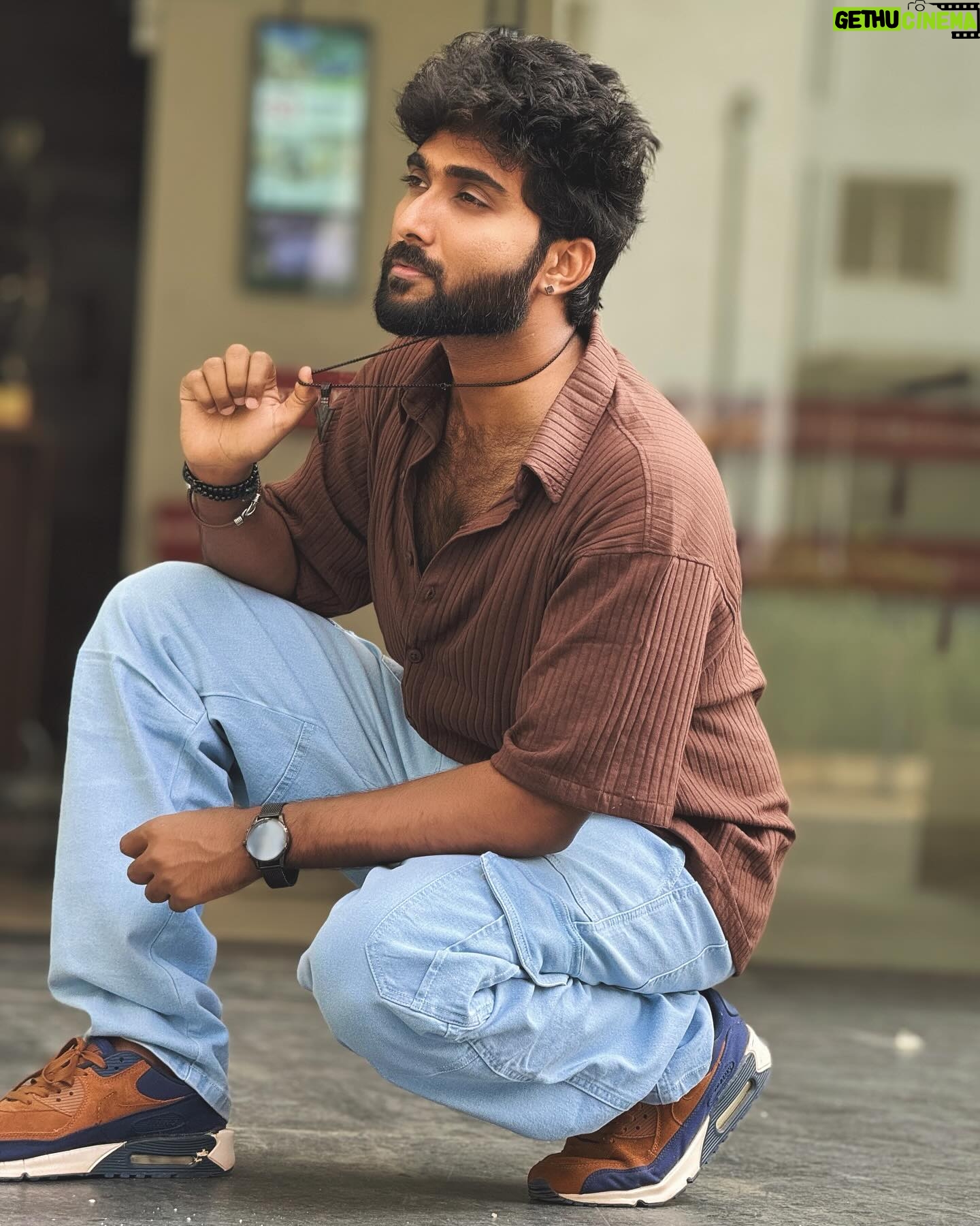Vishnu Unnikrishnan - 21.7K Likes - Jolly ahh..Casual ahh ! š¤ Swipe for More! ā¬
ļø
#streetfashion #brownshirt #joggerpants #photooftheday #streetphotography #instadaily #bluejean