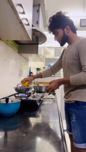 Vishnu Unnikrishnan Instagram - Making of #Gobi65 😋

Just showing off my cooking skills 🤷🏻‍♂️