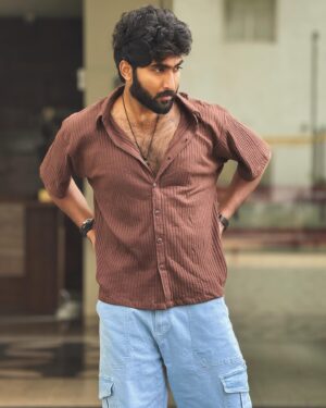Vishnu Unnikrishnan Instagram - Jolly ahh..Casual ahh ! 🤠 Swipe for More! ⬅️

#streetfashion #brownshirt #joggerpants #photooftheday #streetphotography #instadaily #bluejean