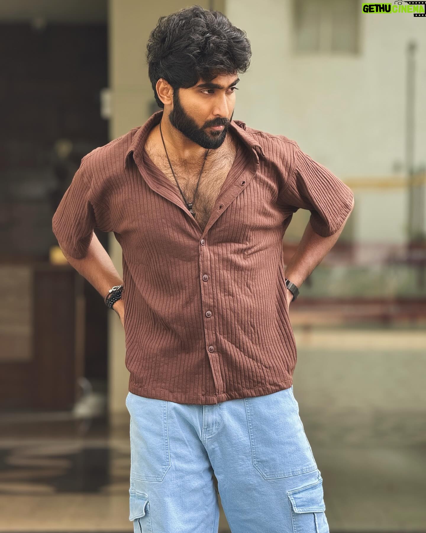 Vishnu Unnikrishnan - 21.7K Likes - Jolly ahh..Casual ahh ! š¤ Swipe for More! ā¬
ļø
#streetfashion #brownshirt #joggerpants #photooftheday #streetphotography #instadaily #bluejean