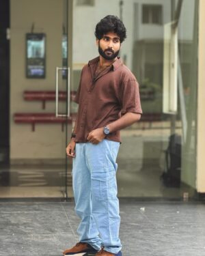 Vishnu Unnikrishnan Instagram - Jolly ahh..Casual ahh ! 🤠 Swipe for More! ⬅️

#streetfashion #brownshirt #joggerpants #photooftheday #streetphotography #instadaily #bluejean