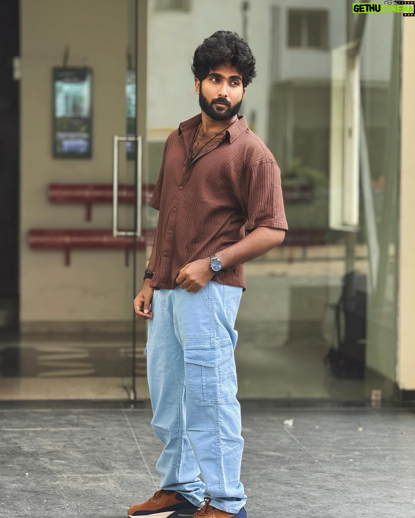 Vishnu Unnikrishnan - 21.7K Likes - Jolly ahh..Casual ahh ! š¤ Swipe for More! ā¬
ļø
#streetfashion #brownshirt #joggerpants #photooftheday #streetphotography #instadaily #bluejean