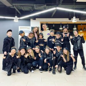 Vitaliy Ulivanov Instagram - Сегодня в @global.dance.ru был день съёмок, делали видосы для 4 команд, было весело, дети - это кайф😜 Особенно когда не косячат в хореографии😁
Забавно, что всего за один день мы снимали на улице и в ветер и в дождь и в снег и в солнце😂
Классная погода на Урале😅