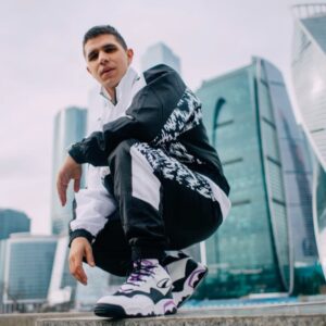 Vitaliy Ulivanov Instagram - Друзья! Набор на курс стартовал и это было мощно! 
Места занимаются, как на пляже в Геленджике))).
И правильно! Ведь успеть приобрести место по предзаписи по приятной цене можно до конца сегодняшнего дня. Так сказать, хватайте свой шезлонг.

По тарифу “Забота” вам будут доступны:
- 7 уроков, 1 вводный и 6 разборов хореографии;
- Чат в telegram, где сможете познакомиться и найти родственную душу;
- Личная поддержка от меня и Антона, будет проверка домашки и обратная связь по ней;
- Доступ на платформу @on.off.space на 3 месяца, где более 65 уроков от топовых хореографов.

Набор идет до 31 марта.
Цена тарифа по предзаписи - 2990 рублей, после 28 марта полная стоимость - 4990 рублей.
Места ограничены, так как мы лично проверяем домашнее задание.

Для записи на курс переходите по ссылке в био.