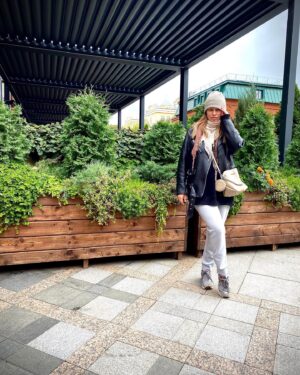 Vitaliya Gospodarik Instagram - Пришла осень, а вместе с ней дни рождения детей моих, много работы, холодина, дождина, низкое давление, анемия и ужасное самочувствие... Как жаль, что у природы нет плохой погоды, а у меня есть🤦🏻‍♀️
Ну что же, дорогие мои, довольно быстро к нам подкрасилась старость?