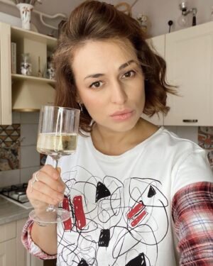 Vitaliya Gospodarik Instagram - С такими затяжными сроками самоизоляции мы не только готовить научимся, мы скоро сами вино делать начнем! #виталиягосподарик
