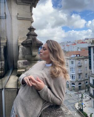 Vitaliya Gospodarik Instagram - А помните времена, когда в инстаграме были только фотографии? Было много ангелоподобных жестко отфотошопленных женщин, которые исчезли, как только пришло время разговаривать на камеру, потому что в нашу жизнь ворвались стрисы и рилсы)
Я, как любила много поговорить и пофилосовствовать, так и люблю - будь то видео или текст)

А нужны ли сейчас фотографии в инстаграм? Оставляют ли они след, просматриваются ли они вообще или нет?) перекличка на тему фото)