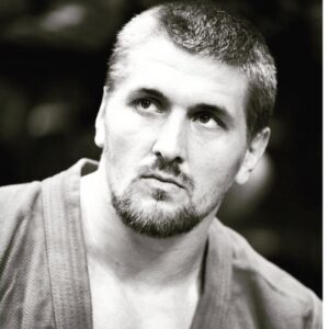 Vitaly Minakov Instagram - Борьба — занятие мужское
Чуть оплашал — не жди добра
Как поле боя топчут двое
Плацдарм борцовского ковра.
Напряжены и сжаты сроки
Пойми — везет иль не везет?
Судья, внимательный и строгий,
Твоим ошибкам счет ведет.
Усталости не сдвинуть глыбы,
Мечту-победу не догнать
И думаешь тогда: «Сойти бы
С ковра, чтоб сразу тишь да гладь…»
Но зря мечтаешь о покое
И утираешь пот с лица
Борьба — занятие мужское
Что нет ей, в сущности, конца.