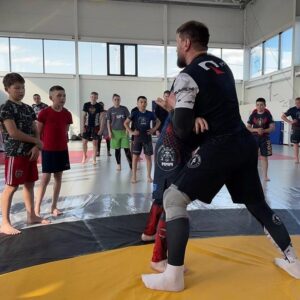 Vitaly Minakov Instagram - Приехал в один из самых спортивных городов Сибири – Саяногорск, Республика Хакасия.

Два месяца назад я уже был здесь. Мы торжественно открыли центр спортивных единоборств «Сокол». Такие центры сейчас создаются по всей стране в рамках спортивной программы компании РУСАЛ.

Вчера снова посетил этот центр, оснащённый современным оборудованием. Приятно, что он уже работает в полную силу. В нём полно ребятишек, в том числе ранее не занимавшихся спортом. Здесь есть секции самбо, вольной борьбы, панкратиона, рукопашного боя, ММА. Работают профессиональные тренеры. 

Провёл для ребят мастер-класс по борьбе. Больше полутора часов тренировались с молодыми спортсменами Саяногорска, Абакана, Черногорска и других городов и районов Хакасии и даже Красноярского края. Уже сейчас видно, что ребята обладают большим потенциалом и имеют все перспективы добиться высоких результатов.

Знаю, что такие встречи – это дополнительный стимул и мотивация для нашей молодёжи. Поэтому стараюсь максимально поделиться опытом и зарядить ребят на саморазвитие и победы.

Я уверен, что ЦСЕ «Сокол», построенный компанией РУСАЛ, станет базой для реализации многих спортивных и патриотических проектов, например, "За самбо". 

Очень важно создать для молодёжи все возможности для самореализации.
