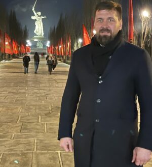 Vitaly Minakov Instagram - Рабочий визит в Город Герой Волгоград оказался продуктивным и полным интересных встреч! Что-то мне подсказывает, что 2022 год станет удачным для Волгограда в части развития  борьбы Самбо и единоборств в целом! @sambo.federation @rusal_volgograd @rusal_com