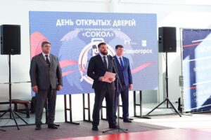 Vitaly Minakov Instagram - Сегодня в городе Саяногорск Республики Хакасия состоялось торжественное открытие центра спортивных единоборств «Сокол».

Спортивный центр стал первым из десяти объектов, построенным в этом году по личной инициативе Олега Дерипаски и поддержке компании «РУСАЛ». В нем дети и взрослые смогут заниматься самбо, дзюдо, боксом, борьбой, каратэ и другими популярными видами спорта.

Центр спортивных единоборств включает в себя зал спортивной борьбы и зал для контактных видов спорта. Он оснащен профессиональным оборудованием и тренажерами. Общим объем вложений составил более 260 миллионов рублей. 

Отмечу, что уже в апреле аналогичные комплексы, построенные компанией откроются в Братске и Тайшете. Также в этом году будет построено еще семь центров в городах ответственности «РУСАЛа». 

Поздравляю всех саяногорцев с открытием центра спортивных единоборств. Уверен, что он станет настоящим центром притяжения жителей города всех возрастов.

 #Единоборства #Спорт #Саяногорск #Хакасия #РУСАЛ