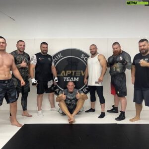 Vitaly Minakov Instagram - Завершаем продуктивный рабочий день в зале бокса 🥊💪