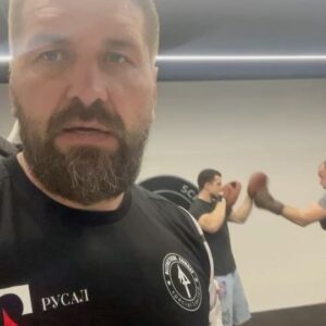 Vitaly Minakov Instagram - Завершаем продуктивный рабочий день в зале бокса 🥊💪