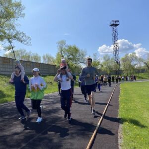 Vitaly Minakov Instagram - Как уже говорил, Саяногорск – очень спортивный город. 

Сегодня с утра дал старт прекрасному проекту – «Пробеги выходного дня». Суть в том, что всё лето на городском стадионе каждую субботу будет проходить коллективная пробежка.  Самые добросовестные участники, не пропустившие ни одного раза, получат поощрительные призы. 

«Пробеги выходного дня» стали доброй традицией для Саяногорска. В этом году проходит уже 16-й сезон проекта. 

Отличная идея. Нужно развивать и популяризировать не только профессиональный, но и массовый спорт и физкультуру. 

На пробежку собрались и первые лица города. Это правильно. Есть хорошее правило – «Делай, как я». Если мы прививаем молодёжи здоровый образ жизни, правильные ценности, то нужно и самим соответствовать . 

Для взрослых провел разминку, потом вместе пробежались, а с маленькими саяногорцами прошли «полосу препятствий». 
Завершением встречи стала церемония вручения золотых значков ГТО спортсменам, выполнившим норматив «на отлично». 

Приятно, что к проекту присоединились спортсмены и любители самых разных возрастов и уровней физической подготовки.

Атмосфера зарядила хорошим настроением с самого утра на весь день. 

Пробежки – это отлично!