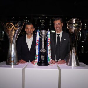 Vítor Baía Instagram - As taças de todos nós! 💙🏆🏆🏆