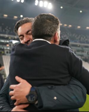 Vítor Baía Instagram - Sérgio, nos momentos difíceis, demonstraste uma liderança inigualável, guiando-nos com paixão, coragem e uma determinação feroz. Mostraste-nos que o DNA do Dragão está mais vivo do que nunca, e é essa chama que sempre nos fez superar desafios e conquistar vitórias memoráveis. 

A tua dedicação e espírito combativo não só restauraram a grandeza do nosso clube, mas também reforçaram a nossa identidade. O teu legado de força, garra e compromisso será sempre lembrado e valorizado por todos nós.

Obrigado por cada batalha travada, por cada vitória conquistada e por manteres vivo o espírito que nos define como campeões. O FC Porto continuará a trilhar o caminho do sucesso, inspirado pelo exemplo que nos deste.

🔵⚪ Com gratidão e orgulho, continuaremos juntos. Viramos uma página, um capítulo,  mas não terminamos de escrever a nossa História. Abraço amigo! 💙⚪🔵