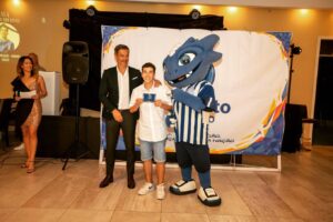 Vítor Baía Instagram - Tive o privilégio de representar o nosso clube na Gala da Casa FC Porto de Rio Tinto, que assim encerrou a época desportiva. Foram homenageadas as figuras da Casa que mais se destacaram na modalidade onde, curiosamente, dei os meus primeiros passos desportivos: o futsal.
Incríveis os momentos de alegria e de companheirismo que presenciei, entre as cerca de 6 dezenas de jogadores presentes e que pertencem aos 7 escalões de competição que a Casa tem.
No final da noite, saí de lá com a certeza que o que ali vi é algo que ultrapassa as paredes da própria Casa do FC Porto de Rio Tinto. Mais do que a um clube, a uma Casa do FC Porto ou a cada uma das suas equipas, aqueles jovens pertencem a uma grande família.
Parabéns Casa FC Porto de Rio Tinto. Mais do que formar jogadores, estão a fomentar entre estes jovens valores que, de certo, os tornarão mulheres e homens ainda melhores. @fcporto #riotinto #gondomar