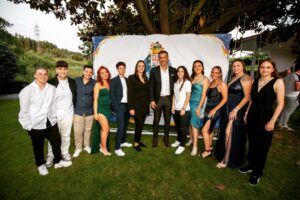 Vítor Baía Instagram - Tive o privilégio de representar o nosso clube na Gala da Casa FC Porto de Rio Tinto, que assim encerrou a época desportiva. Foram homenageadas as figuras da Casa que mais se destacaram na modalidade onde, curiosamente, dei os meus primeiros passos desportivos: o futsal.
Incríveis os momentos de alegria e de companheirismo que presenciei, entre as cerca de 6 dezenas de jogadores presentes e que pertencem aos 7 escalões de competição que a Casa tem.
No final da noite, saí de lá com a certeza que o que ali vi é algo que ultrapassa as paredes da própria Casa do FC Porto de Rio Tinto. Mais do que a um clube, a uma Casa do FC Porto ou a cada uma das suas equipas, aqueles jovens pertencem a uma grande família.
Parabéns Casa FC Porto de Rio Tinto. Mais do que formar jogadores, estão a fomentar entre estes jovens valores que, de certo, os tornarão mulheres e homens ainda melhores. @fcporto #riotinto #gondomar
