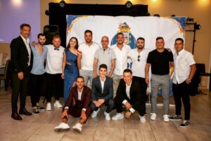 Vítor Baía Instagram - Tive o privilégio de representar o nosso clube na Gala da Casa FC Porto de Rio Tinto, que assim encerrou a época desportiva. Foram homenageadas as figuras da Casa que mais se destacaram na modalidade onde, curiosamente, dei os meus primeiros passos desportivos: o futsal.
Incríveis os momentos de alegria e de companheirismo que presenciei, entre as cerca de 6 dezenas de jogadores presentes e que pertencem aos 7 escalões de competição que a Casa tem.
No final da noite, saí de lá com a certeza que o que ali vi é algo que ultrapassa as paredes da própria Casa do FC Porto de Rio Tinto. Mais do que a um clube, a uma Casa do FC Porto ou a cada uma das suas equipas, aqueles jovens pertencem a uma grande família.
Parabéns Casa FC Porto de Rio Tinto. Mais do que formar jogadores, estão a fomentar entre estes jovens valores que, de certo, os tornarão mulheres e homens ainda melhores. @fcporto #riotinto #gondomar