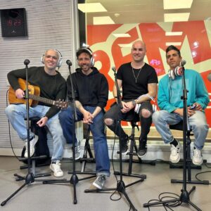 Vítor Fonseca Instagram - Faz um ano que estávamos na @rfmportugal  apresentar uma Encore Session muito especial “HERÓI POR UM DIA” com o @simaoplcorreia 

Quem não viu está disponível em YouTube.con/dzrt
(Link nos stories) 

#dzrt #dzrtencoresessions