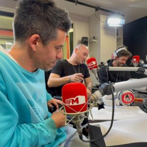 Vítor Fonseca Instagram - Faz um ano que estávamos na @rfmportugal  apresentar uma Encore Session muito especial “HERÓI POR UM DIA” com o @simaoplcorreia 

Quem não viu está disponível em YouTube.con/dzrt
(Link nos stories) 

#dzrt #dzrtencoresessions