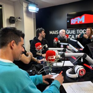 Vítor Fonseca Instagram - Faz um ano que estávamos na @rfmportugal  apresentar uma Encore Session muito especial “HERÓI POR UM DIA” com o @simaoplcorreia 

Quem não viu está disponível em YouTube.con/dzrt
(Link nos stories) 

#dzrt #dzrtencoresessions