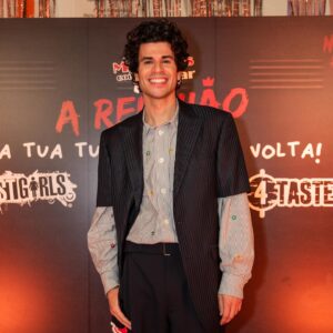 Vítor Fonseca Instagram - A TURMA ESTÁ REUNIDA!! 🍓🍓
Ontem estivemos juntos no mesmo palco pela primeira vez!! Foi a nossa festa de finalistas 🎉🍓

Obrigado à @tvioficial  a ao director José Eduardo Moniz por ter estado presente e por todo o apoio nesta Reunião 🍓.

Obrigado ao Álvaro Covões e a toda a equipa da  @everythingisnewpt por serem nossos parceiros nesta que vai ser a reunião do ano. 

Obrigado a toda a equipa da escola por nos ter recebido tão bem, neste local onde foram gravadas várias temporadas de @morangoscomacucar 

Obrigado aos fãs que estiveram presentes e a toda a press.

Dia 8 de Junho estamos todos de volta ao mesmo palco! D’ZRT . JUST GIRLS . 4TASTE . FF

Bilhetes disponíveis nos locais habituais e em @ticketlinept 
Sabe mais www.areuniao.pt

📷 @marta.takes.photos