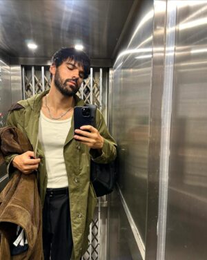 Vítor Silva Costa Instagram - Um conjunto de selfies no elevador.