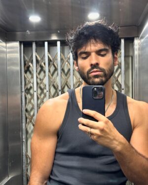 Vítor Silva Costa Instagram - Um conjunto de selfies no elevador.