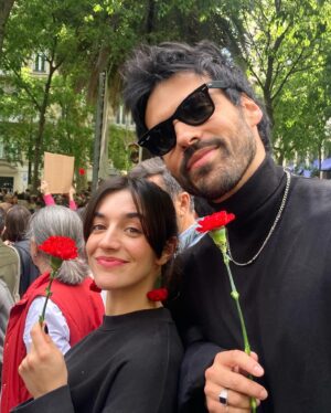 Vítor Silva Costa Instagram - 25 de Abril sempre, fascismo nunca mais. 

“Como ela, somos livres 
somos livres de voar”
In Somos Livres, canção de Ermelinda Duarte.