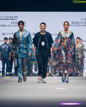 Vivian Dawson Instagram - With the state of the world as it is, pandemic proof fashion is now a thing. Sure beats wearing a raincoat/rubbish bag on flights 😅

#台北時裝週