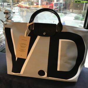 Vivian Dawson Instagram - Big shout out to Longchamp for this awesome personalised bag. Of course I had to take my new favourite bag to get my old favourite food 蔥抓餅 haha😍

#MyPliage
#MyPliagebyLongchamp
#nike 
#夜市 
#nightmarket 
#蔥抓餅 
#scallionpancake

Photography by @dwu_fit